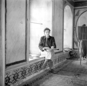 Kunststudente bestudeert het interieur van de moskee van Acre van nabij, Bestanddeelnr 255-0752