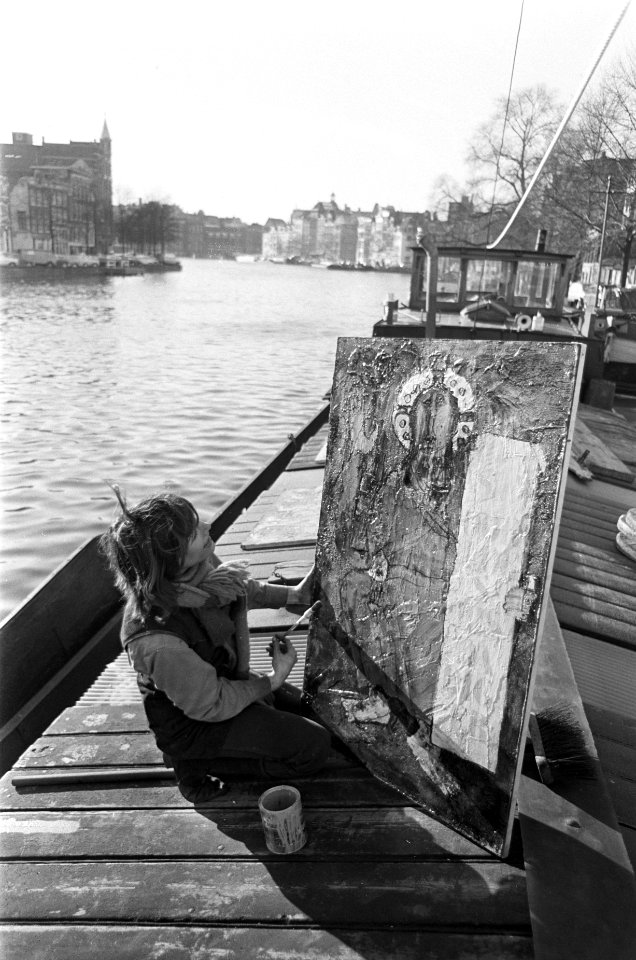 Kunstschilderes Antje Ypelaar laat schilderijen drogen op het dek van haar schip, Bestanddeelnr 921-1704