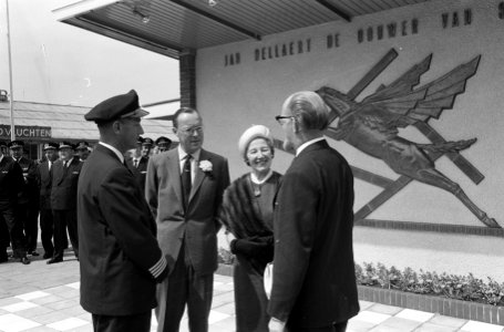 Kunstwerk voor luchtvaartpionier Jan Dellaert onthuld door prins Bernhard. V.l.n, Bestanddeelnr 914-1162