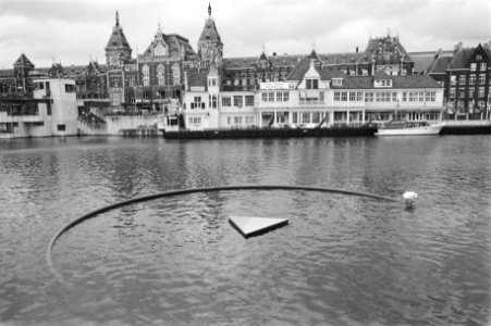 Kunstwerk in water voor NZH Koffiehuis bij CS Amsterdam, Bestanddeelnr 934-1643