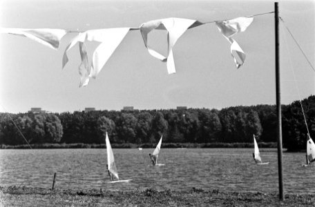 Kunstwerk wasgoed in Osdorp in verband met een kunstmanifestatie rond theater , Bestanddeelnr 932-6753