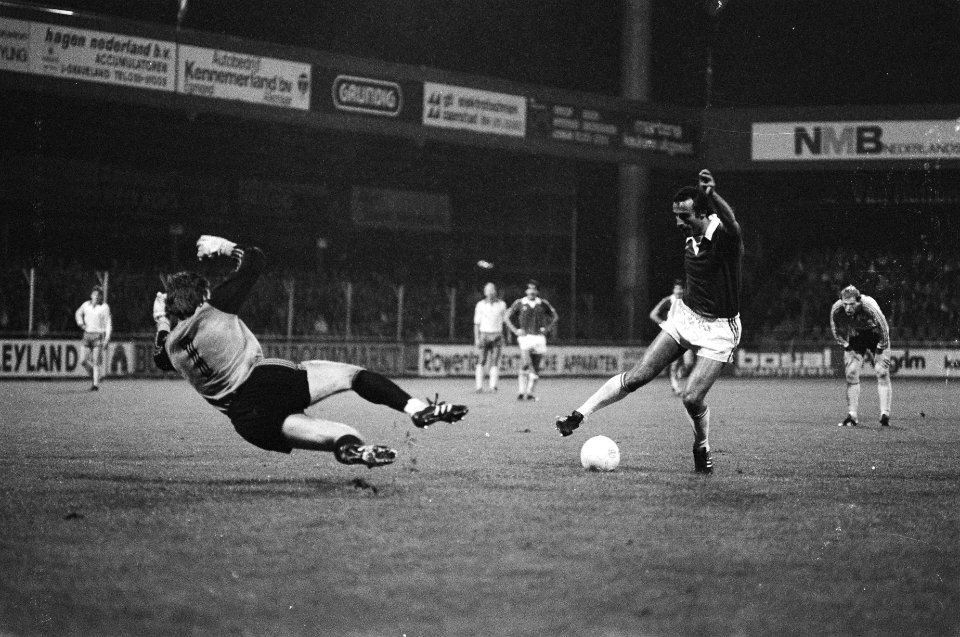 Kurt Welzl (AZ) is Den Haag- doelman Havenaar gepasseerd, zal bal afspelen naar , Bestanddeelnr 931-0148