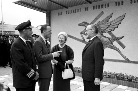 Kunstwerk voor luchtvaartpionier Jan Dellaert onthuld door prins Bernhard. V.l.n, Bestanddeelnr 914-1161