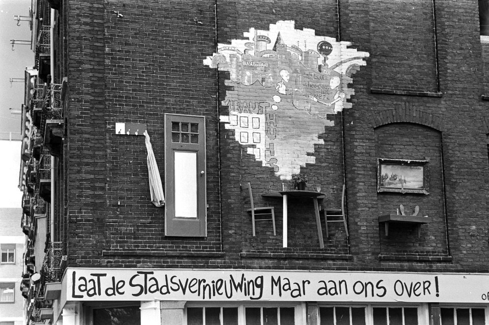 Kunstwerk op de gekraakte panden in de Amsterdamse Wibautstraathoek Blasiusstra, Bestanddeelnr 931-7531