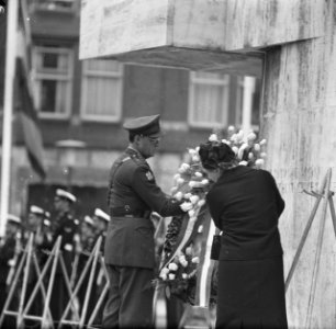 Kranslegging op de Dam door het Koninklijk paar, Bestanddeelnr 913-8718