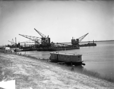 Kranen voor Zuid-Oostpolder bij de oever, Bestanddeelnr 904-0136