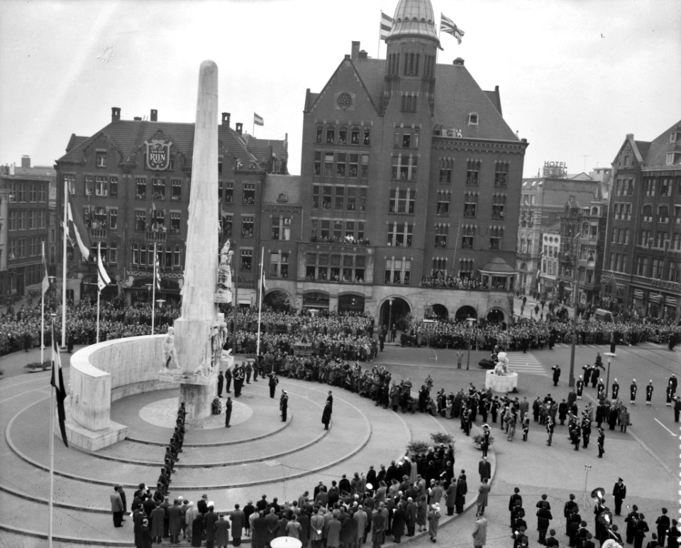 Kranslegging bij het Nationaal Monument op De Dam, Bestanddeelnr 909-4305