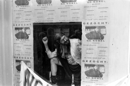 Kraker verkleed als prostituee achter raam kraakpand in Gerard Doustraat (Adam) , Bestanddeelnr 933-7486 photo