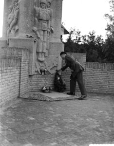 Kranslegging bij het Airborne-monument in Oosterbeek, Bestanddeelnr 903-0031