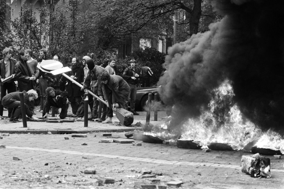 Krakers bezig met het opwerpen van barricaden, Bestanddeelnr 932-3593