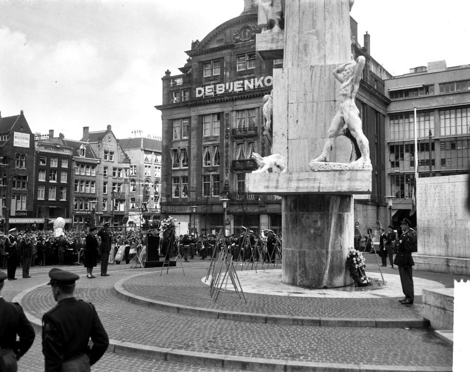 Kranslegging bij het Nationaal Monument op de Dam, Bestanddeelnr 917-7294