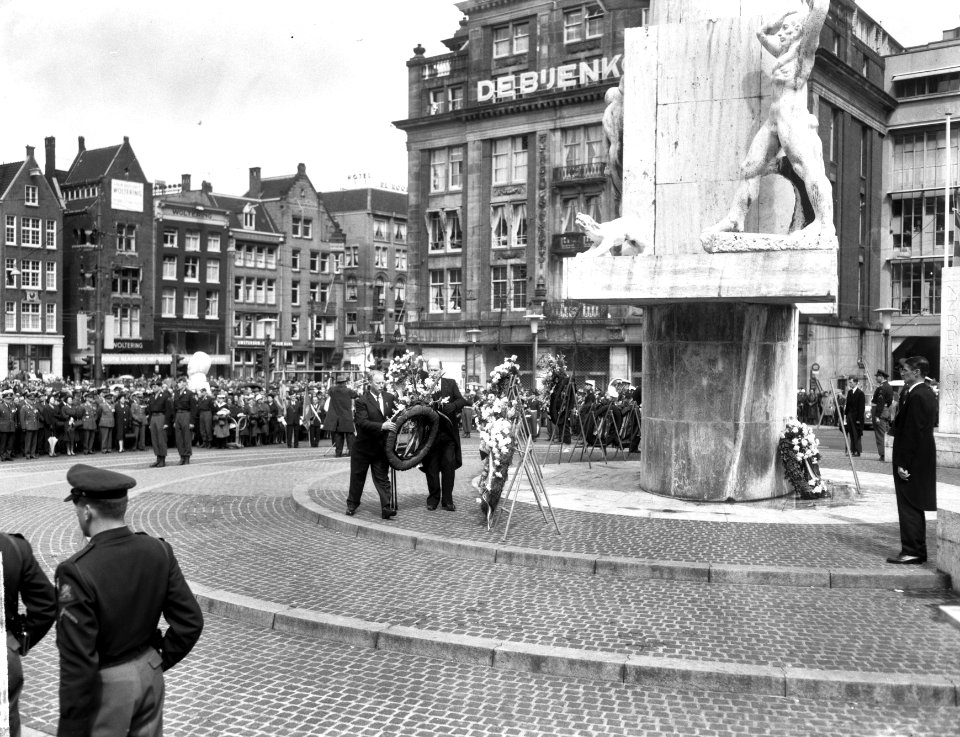 Kranslegging bij het Nationaal Monument op de Dam, Bestanddeelnr 917-7296