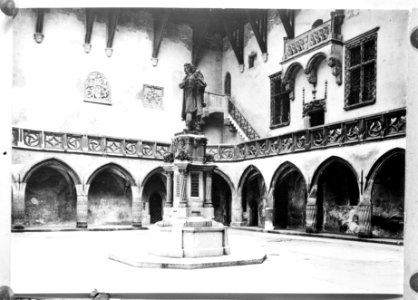Krakau Standbeeld van Copernicus op de binnenplaats van het Collegium Maius, Bestanddeelnr 190-0999