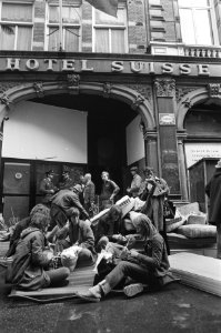 Krakers die door de politie uit het voormalige hotel Suisse aan de Kalverstraat , Bestanddeelnr 930-4118