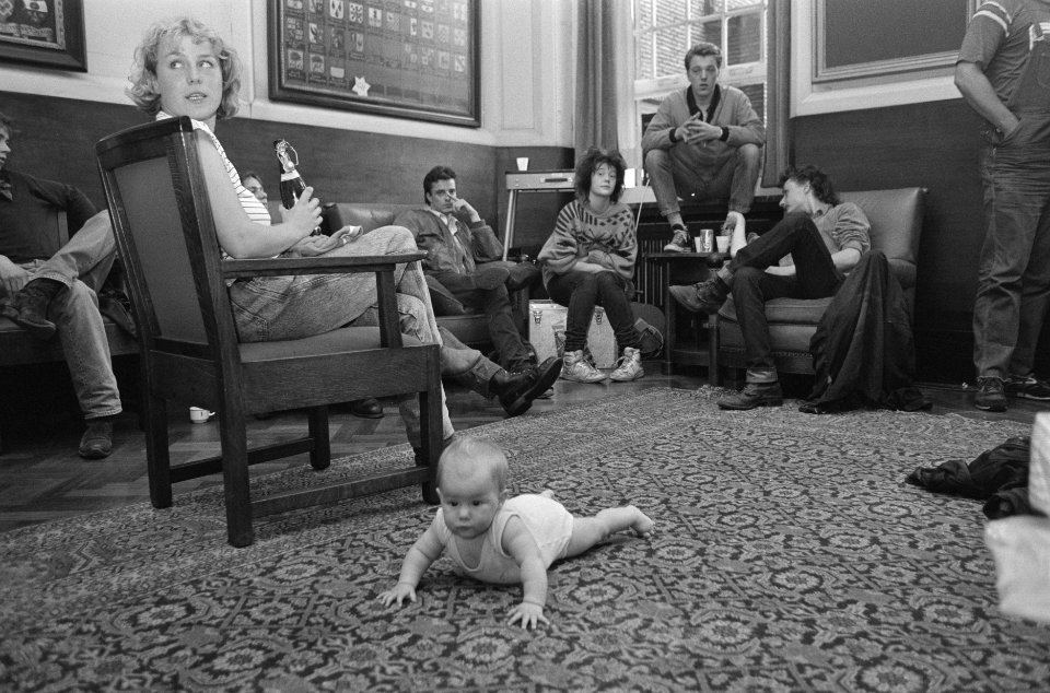 Krakers Conradstraat bezetten koffiekamer stadhuis Amsterdam o.a. baby-bezett, Bestanddeelnr 934-0718