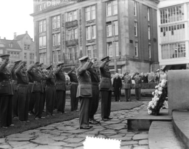 Kranslegging 7 december divisie Dam Amsterdam door de Bond Oud-Strijders en de g, Bestanddeelnr 904-8772