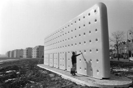 Kunstwerk van Alfred Eikelboom op IJ-plein in Amsterdam bijgenaamd de klaagmuur, Bestanddeelnr 933-9132