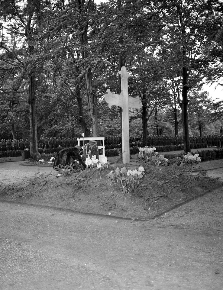 Kranslegging door Prinses Juliana en Prins Bernhard op de Grebbeberg, Bestanddeelnr 901-7449