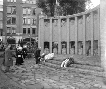 Kranslegging Nationaal Monument door Hongaarse gezant, Bestanddeelnr 903-0526