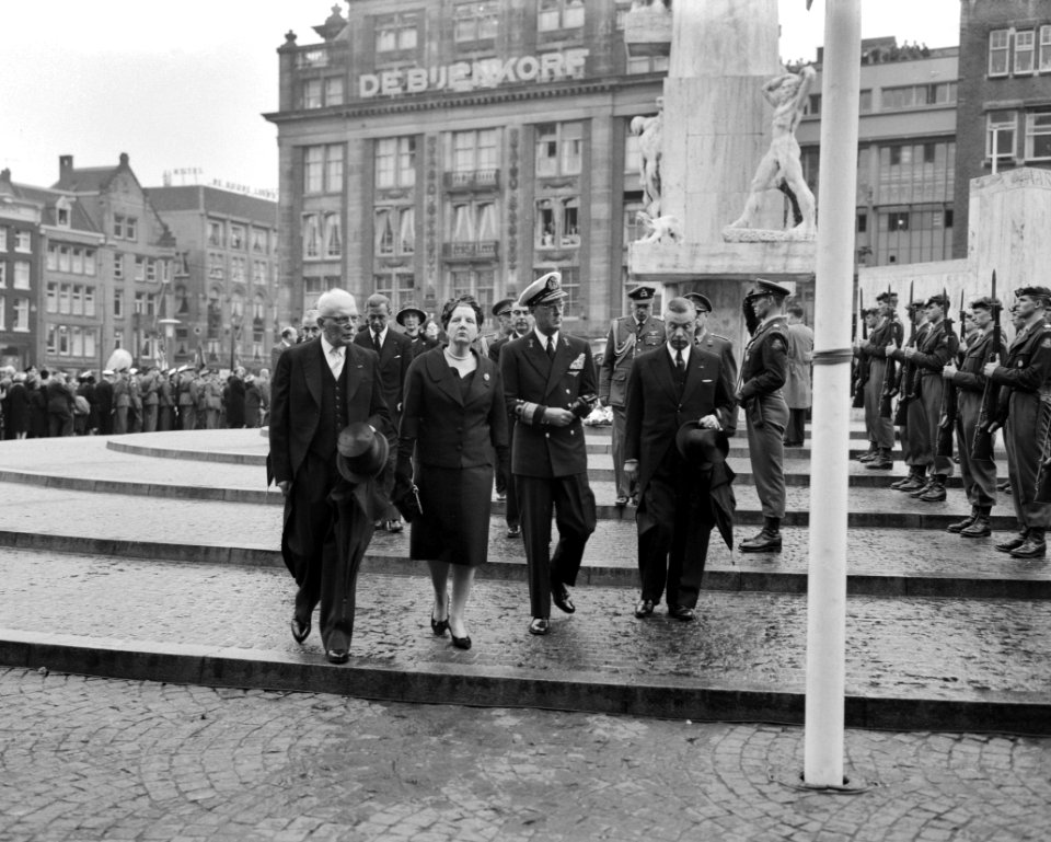Kranslegging op de Dam door het koninklijk paar bij het Nationaal Monument In u, Bestanddeelnr 912-4441