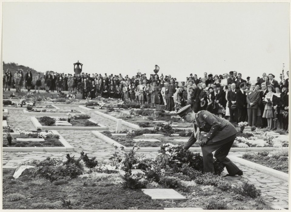 Kranslegging namens H.M. de Koningin op de Erebegraafplaats. NL-HlmNHA 54004058