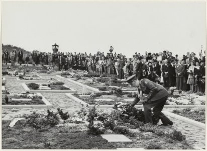 Kranslegging namens H.M. de Koningin op de Erebegraafplaats. NL-HlmNHA 54004058