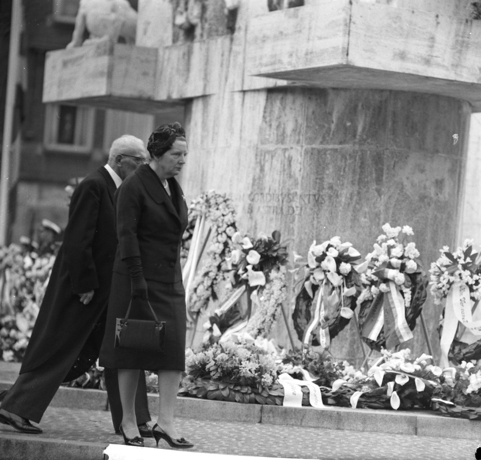 Kranslegging op de Dam door het Koninklijk paar, Bestanddeelnr 913-8725