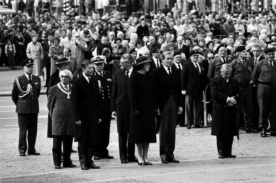 Kranslegging bij Nationaal Monument op Dam door Koningin Beatrix en Prins Claus, Polak, Van Agt en P. de Jong, Bestanddeelnr 931-4679
