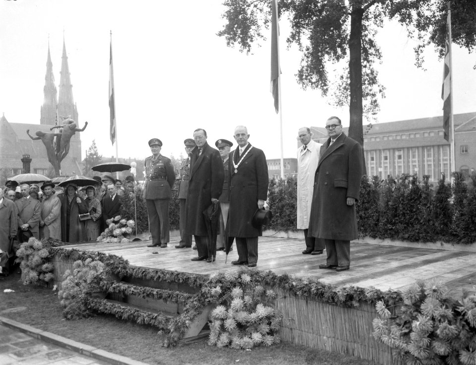 Kranslegging door prins Bernhard bij het nieuwe bevrijdingsmonument te Eindhoven, Bestanddeelnr 906-7296