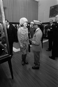 Kranslegging door koningin Juliana en Prins Bernhard bij het Victory Monument Pr, Bestanddeelnr 922-0441