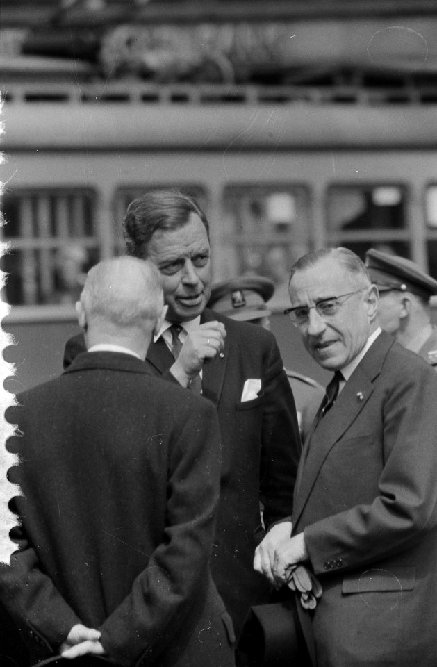 Kranslegging door Koninklijk paar bij het Nationaal Monument op de Dam, Bestanddeelnr 911-2140