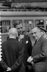 Kranslegging door Koninklijk paar bij het Nationaal Monument op de Dam, Bestanddeelnr 911-2140