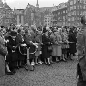 Kranslegging op de Dam door het Koninklijk paar, Bestanddeelnr 913-8723