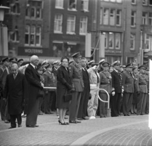 Kranslegging op de Dam door het Koninklijk paar, Bestanddeelnr 913-8721