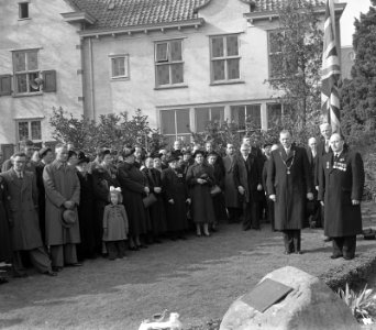 Kranslegging door Richard Pape (voormalig navigator Royal Air Force en schrijver, Bestanddeelnr 906-3451