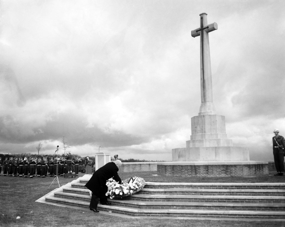 Kranslegging bij het oorlogsmonument op de Canadese Erebegraafplaats bij Groesbe, Bestanddeelnr 908-5564