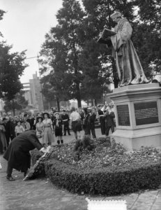 Kranslegging bij het standbeeld van Erasmus, Bestanddeelnr 906-0211