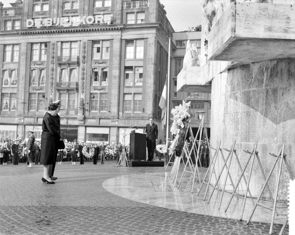 Kranslegging op de Dam door het koninklijk paar bij het Nationaal Monument, Bestanddeelnr 912-4442