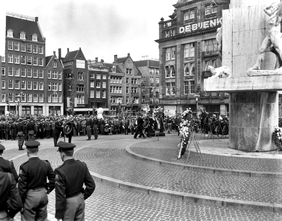 Kranslegging bij het Nationaal Monument op de Dam, Bestanddeelnr 917-7298