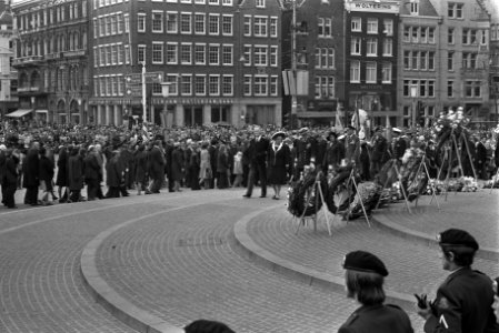 Kranslegging bij het Nationaal Monument op de Dam in Amsterdam koningin Juliana, Bestanddeelnr 927-1688