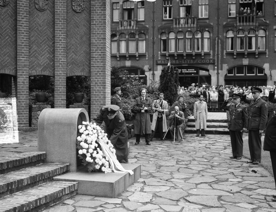 Kranslegging door het United States Airforce Band bij het Nationaal Monument, Bestanddeelnr 904-6446