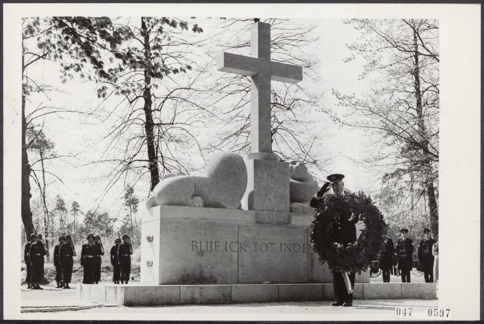 Kranslegging door vice-admiraal N.A. (Nico) Rost van Tonningen bij het Nationaal, Bestanddeelnr 047-0597