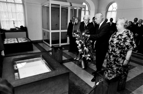 Kranslegging door de Stichting Herdenking 15 augustus 1945 in de Tweede Kamer, Bestanddeelnr 930-9648