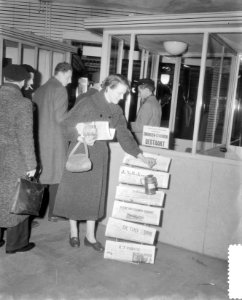 Krantenverkoop volgens Engels systeem station, Bestanddeelnr 906-3396