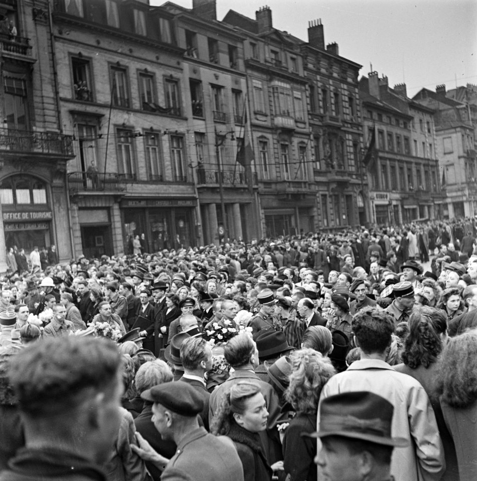 Kranslegging door bevrijde Franse politieke gevangenen op het graf van de Onbeke, Bestanddeelnr 900-2596