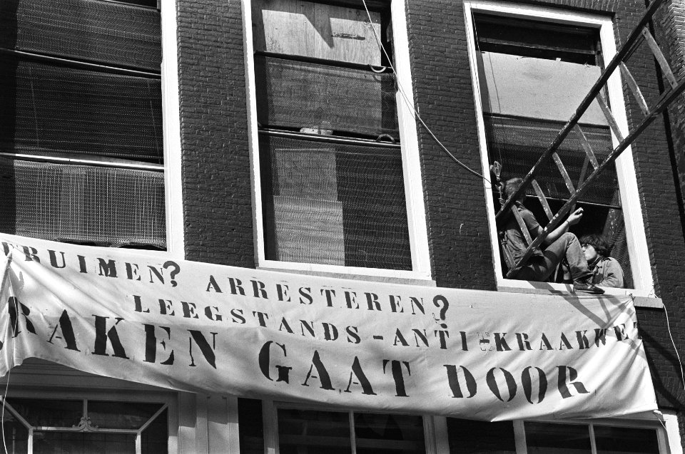 Krakers klimmen aan Singelzijde naar binnen, Bestanddeelnr 931-0037