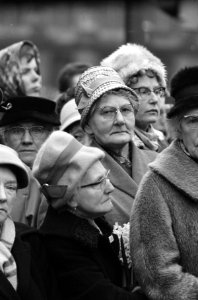 Kranslegging Dam door Koningin en Prins, nabestaanden achter de afzetting, Bestanddeelnr 913-8706
