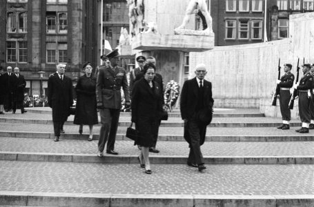 Kranslegging Dam door Koningin en Prins, nabestaanden achter de afzetting, Bestanddeelnr 913-8703