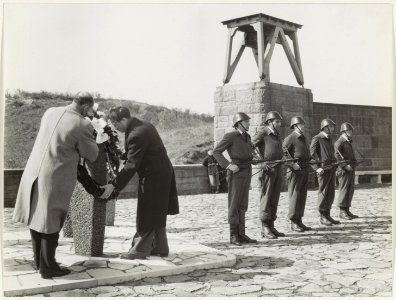 Kranslegging op de Erebegraafplaats ter ere van de gevallenen door de Ned. Binnenlandse Strijdkrachten. NL-HlmNHA 54005585