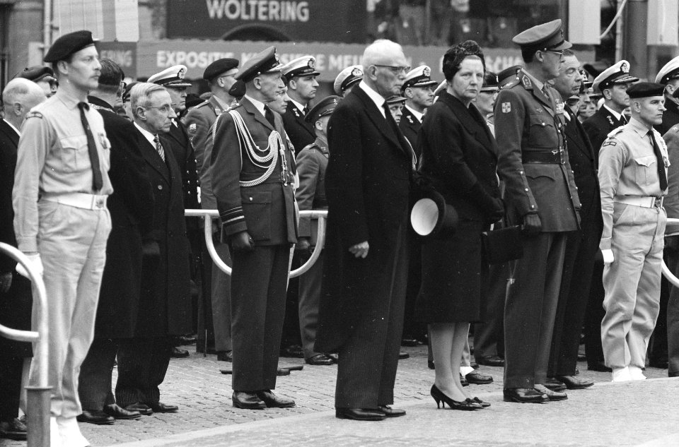 Kranslegging Dam door Koningin en Prins, nabestaanden achter de afzetting, Bestanddeelnr 913-8704